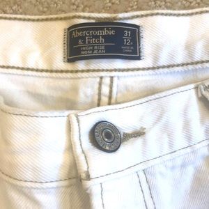 Abercrombie and Fitch High Rise mom jean size 31